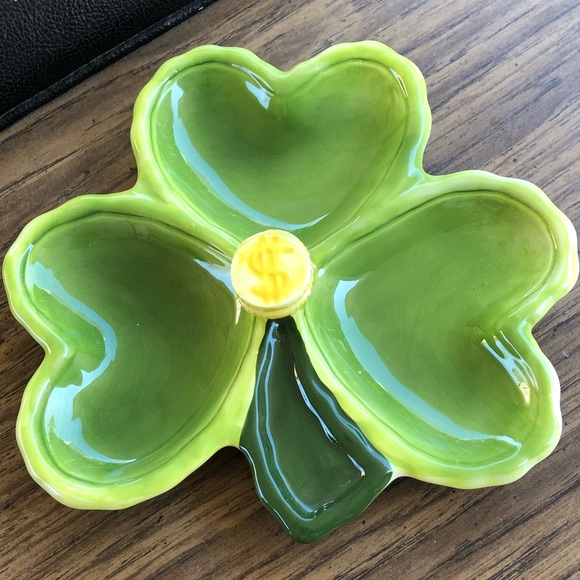 Green Clover has 3 sections and $ in center - Picture 6 of 8
